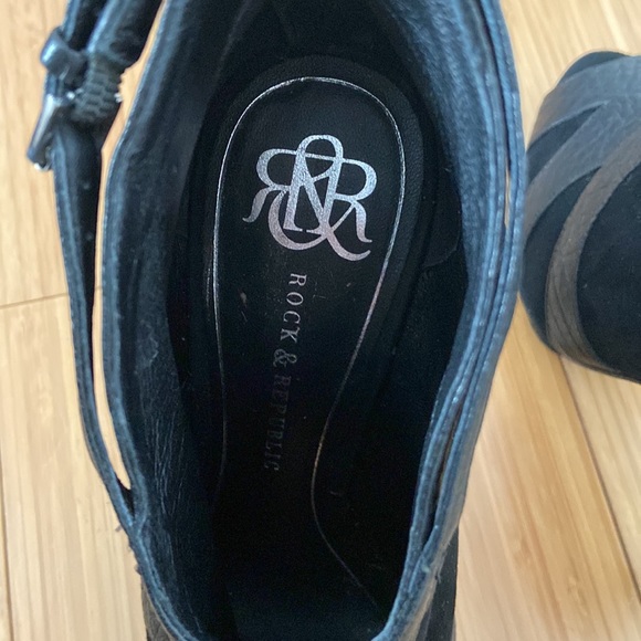 good condition suede and leather 3” heels. size 37 - Picture 3 of 4